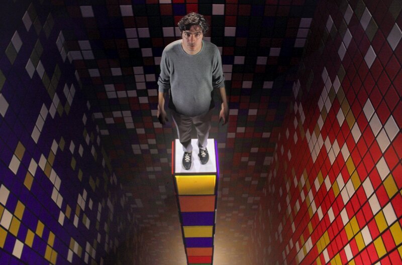 Neurowissenschaftler Albert Moukheiber zeigt, dass das, was wir für die Wirklichkeit halten, nicht immer real ist. Kognitive Verzerrungen beeinflussen unbewusst unsere Wahrnehmung und können zu fehlerhaften Schlussfolgerungen oder Vorurteilen führen. – Bild: ARTE F /​ Hauteville Productions