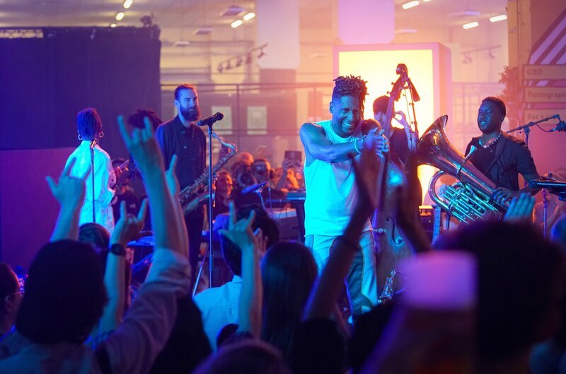 Der stilsichere Musiker Jon Batiste (Mi.) bei einem Konzert am 23. Juni 2023: Sein musikalisches Spektrum ist riesig; er kombiniert zum Beispiel Pop, Soul und Rap. – Bild: Véronique Fel