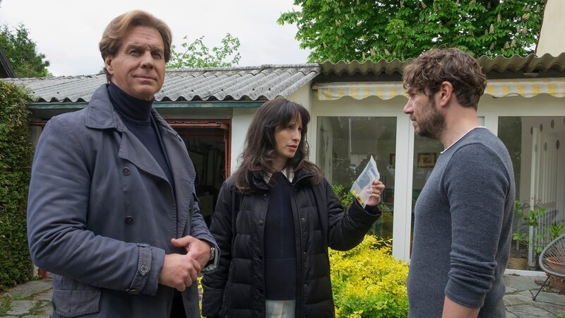 Die Ermittler konfrontieren den Vater der Toten mit einem Beweisstück, v.li.: Thomas Heinze als Caspar Bergmann, Stephanie Stumph als Annabell Lorenz, Friedrich Witte als Martin Kessler – Bild: SRF/​ZDF/​Erika Hauri