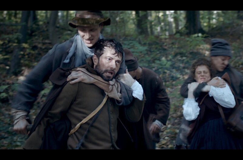 Suzanne (Anja Antonowicz) und Abraham Loyal (Björn von der Wellen) wurden bei ihrer Flucht überfallen. – Bild: Gebrüder Beetz Filmproduktion