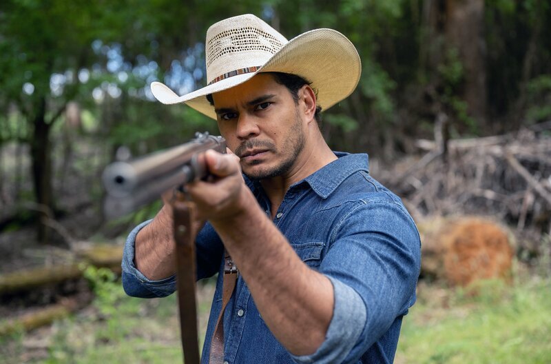 Im Wald kommt es zu einer gefährlichen bewaffneten Konfrontation zwischen Detective Jay Swan (Mark Coles Smith) und Joey. – Bild: All3Media International