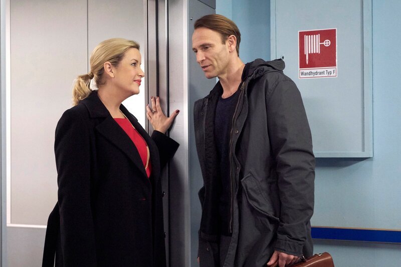 Nachdem Dr. Martin Stein (Bernhard Bettermann) die Vorverlegung der OP eines Privatpatienten abgelehnt hat, hat sich dieser an Sarah Marquardt (Alexa Maria Surholt) gewendet. Auch ihr sagt Martin, dass er nicht in den bestehenden OP-Plan eingreifen wird, nur weil ein Patient bar zahlt. Doch Sarah hat schon einen Plan: Der OP-Plan ist nur tagsüber lückenlos voll, sie schlägt Martin vor, nachts zu operieren. Da diesen im Moment eh nichts nach Hause zieht, sagt er unter der Voraussetzung, dass Sarah alles mit der Klinikleitung klärt, zu. – Bild: MDR/​Saxonia/​Wernicke