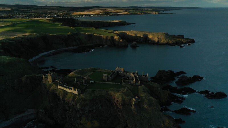 Die atemberaubende Küste der schottischen Highlands mit dem Dunnottar Castle diente Hollywood wiederholt als Filmkulisse. – Bild: Banijay Rights Limited/​WeltN24 GmbH