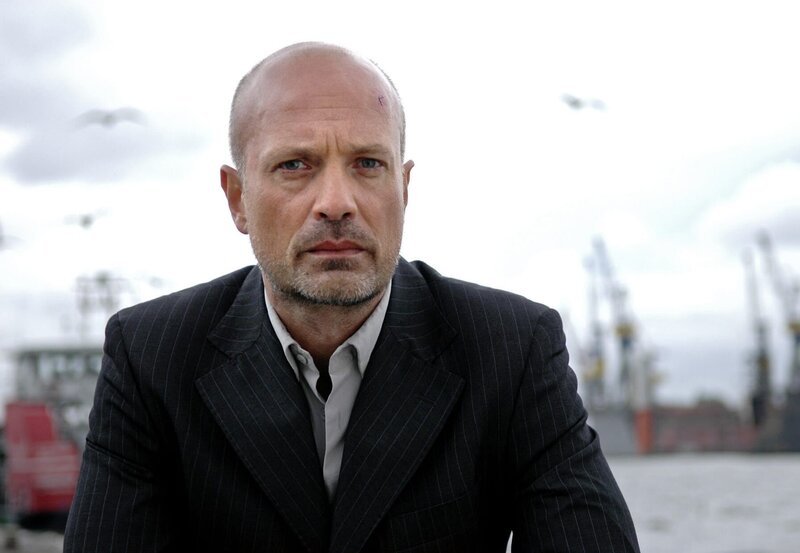 Beltz (C. Berkel) streift durch den Hafen. – Bild: ZDF und NDR/Maria Krumwiede Beltz (C. Berkel) streift durch den Hafen. – Bild: ZDF und NDR/Maria Krumwiede