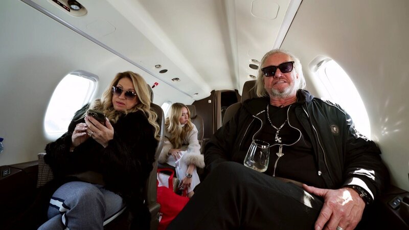 Kurz vor Roberts Deadline prüfen Davina und Shania die „Indigo Star“ – ihr Urteil fällt hart aus. Danach geht es nach Luxemburg, wo sie im Familienbusiness mitarbeiten sollen. Turbulenzen im Privatjet sorgen für zusätzlichen Nervenkitzel. – Bild: RTLZWEI