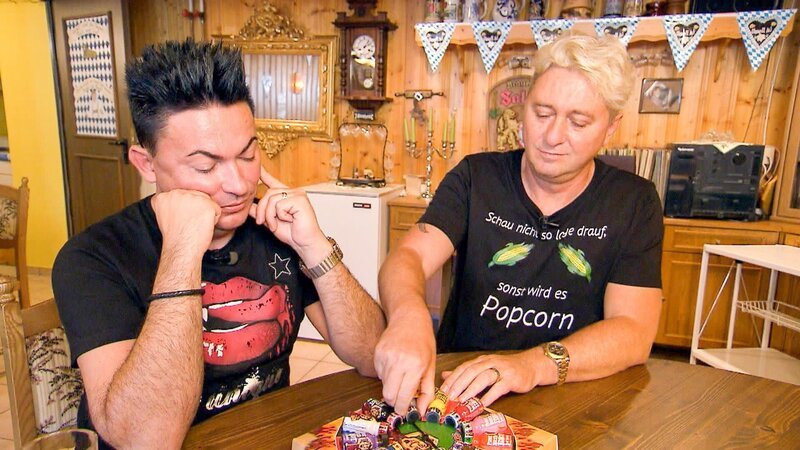 Werden sich Hubert und Matthias (l.) an den schärfsten Produkttest ihrer „Hot oder Schrott“-Laufbahn trauen? – Bild: VOX