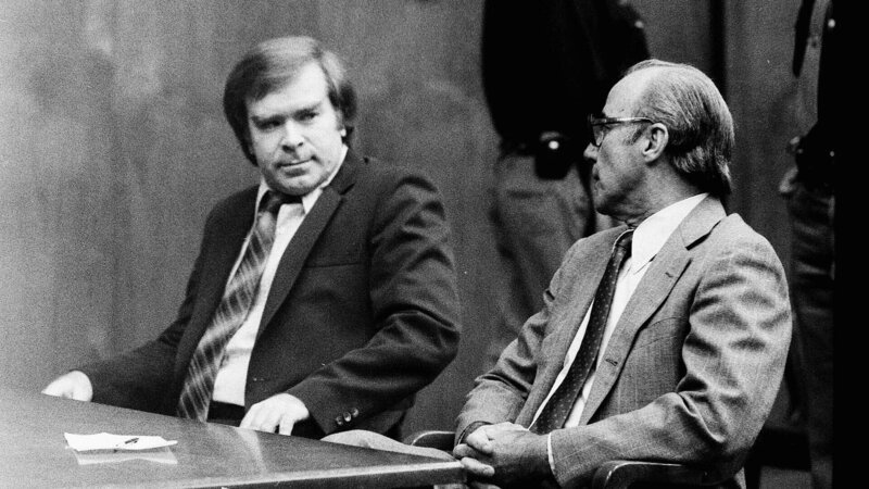 Richard Cottingham (l.) wurde als „Torso Killer“ bekannt. Er tötete mindestens 6 Prostituierte. Die Polizei fand die grausam verstümmelten Torsos. – Bild: TVNOW