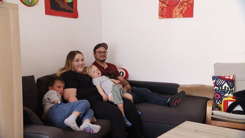 Meine fremde Heimat – Spezial Rumänien: Familie Mathis schaut sich die Sendung von Mirceas Reise in dessen Heimatland Rumänien an: v.l.n.r. Sohn Lionel, Nathali Mathis, Sohn Luan, Mircea Mathis – Bild: SRF