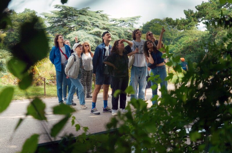 Experiment zu Konformismus, im Park. Der Mensch handelt nicht autonom – unser Denken, Handeln und sogar unsere Urteilsfähigkeit wird stark von der Anwesenheit anderer geprägt. – Bild: Hauteville Productions