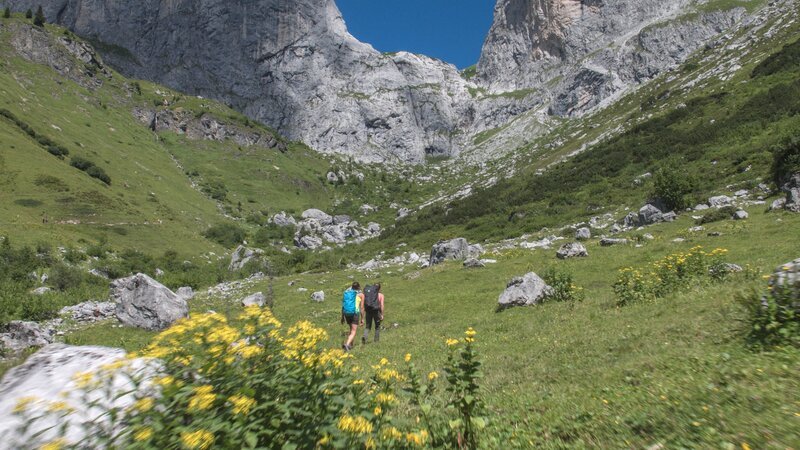 Barbara Zangerl und Nina Caprez (l.) steigen zum Schweizertor auf. – Bild: ServusTV /​ Johannes Mair/​Alpsolut Moving Pictures