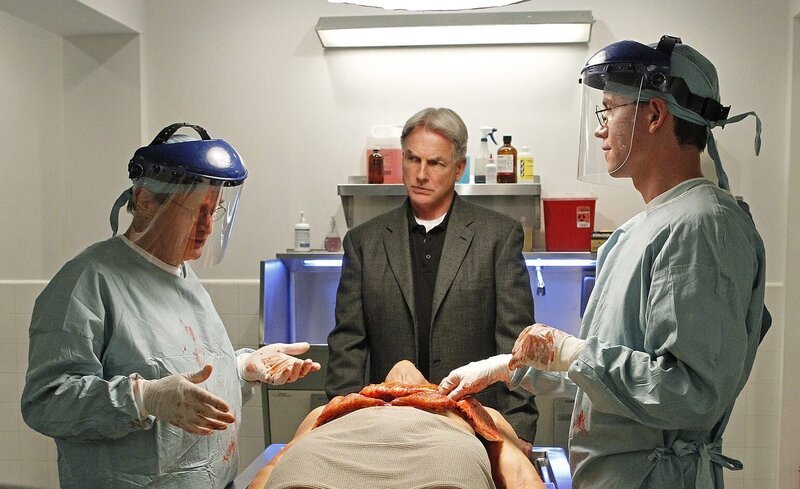 Hoffen, der wahren Todesursache auf die Spur zu kommen: Ducky (David McCallum, l.), Gibbs (Mark Harmon, M.) und Jimmy (Brian Dietzen, r.) – Bild: 4+