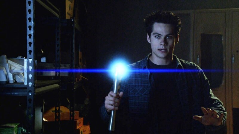 Stiles (Dylan O’Brien) taucht nach zwei Tagen endlich wieder auf. Er kann sich aber nicht erinnern, was er in der Zeit getan hat oder wo er war. Kurz darauf häufen sich schwere Unfälle in Beacon Hills. – Bild: RTL II
