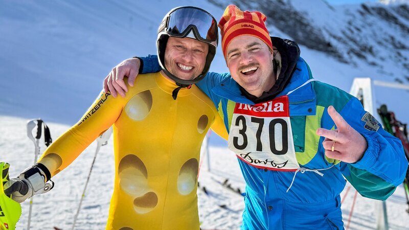 v.l.: Jan Fitze misst sich in einem Duell mit Skilegende Marc Berthod. – Bild: SRF