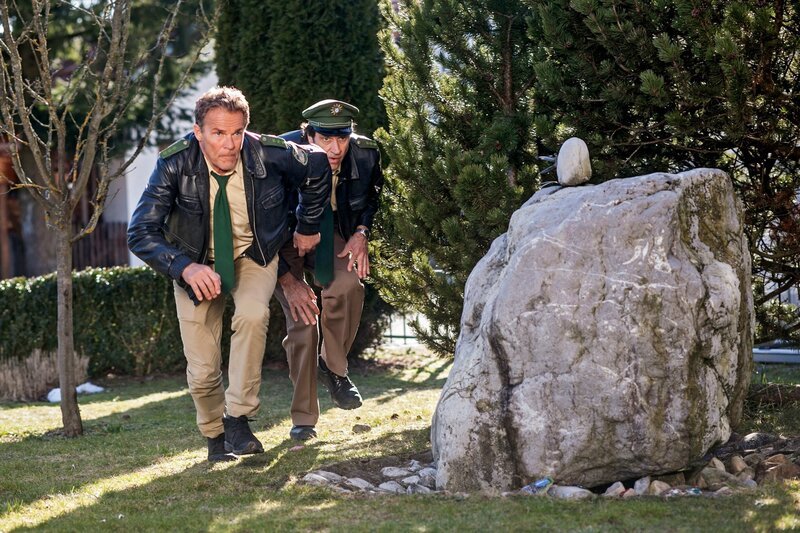 Hubert (Christian Tramitz, links) und Staller (Helmfried von Lüttichau, rechts) versuchen bei ihren Ermittlungen nicht entdeckt zu werden. – Bild: ARD/​TMG/​Christian Hirschhäuser