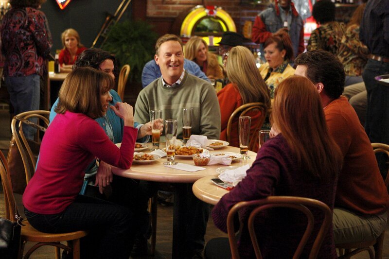 Stellen fest, dass ein Abend ohne Kinder zwar schön ist, aber auch nicht die ganze Zeit sein muss: Frankie (Patricia Heaton, vorne l.), Nancy (Jen Ray, M. l.), Ron (Sean O’Bryan, hinten l.), Bill (Pat Finn, hinten r.) und Paula (Julie Brown, vorne r.) … – Bild: Warner Brothers Lizenzbild frei