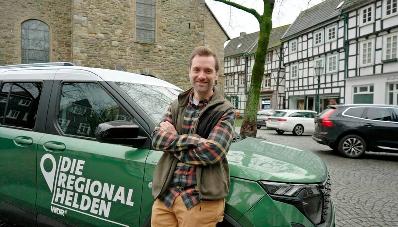 In der ersten Folge von „Die Regionalhelden“ besucht Daniel Aßmann drei Konditoren in und um Essen herum, um den Kundenwunsch von Christina, die für ihre Tochter Clara eine ganz besondere Geburtstagstorte braucht, bestmöglich umzusetzen. – Bild: WDR/​Brot&Butter ENTERTAINMENT GmbH & Co. KG