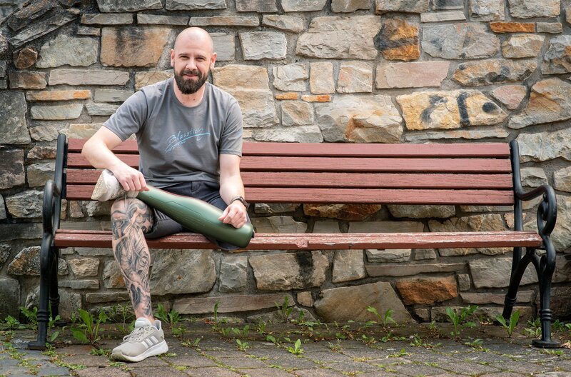 Für Steven Leisler war die Beinamputation die richtige Entscheidung. – Bild: HR/​Patrick Hummel