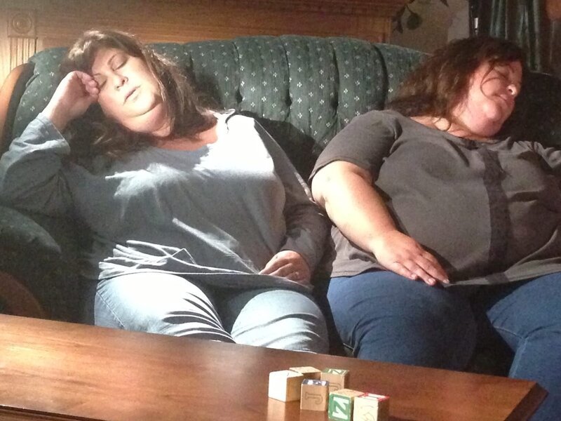 Gretchen and Gloria often sleep on the couch while Shawn is locked in his room. – Bild: Discovery Communications, LLC. Lizenzbild frei