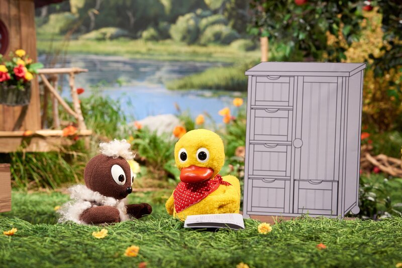 Schnattchen hat einen neuen Schrank, der allerdings noch aufgebaut werden muss. Pitti bietet seine Hilfe an. – Bild: rbb/​Trikk17