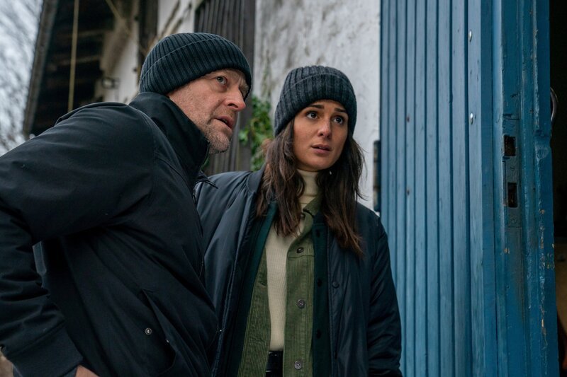 Robert Heffler (Jürgen Vogel, l.) und Mavi Neumann (Aybi Era, r.) wollen dem Hausmeister der Toten weitere Fragen stellen. – Bild: Oliver Feist /​ ZDF