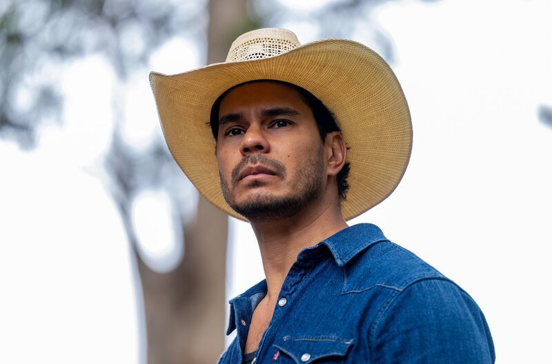 Mark Coles Smith als junger Detective Jay Swan – Bild: All3Media International