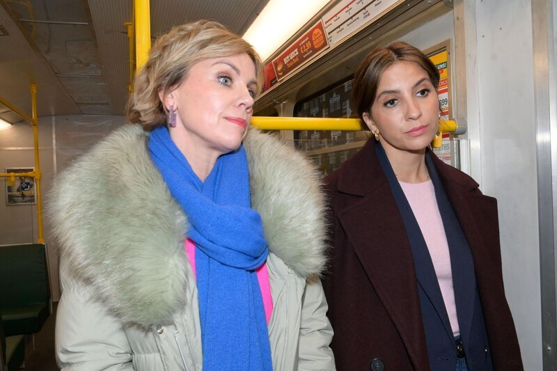 Die Stimmung vor der Scheidung von Gerner ist bei Yvonne (Gisa Zach, l.) und Laura (Chryssanthi Kavazi) im Keller. – Bild: RTL