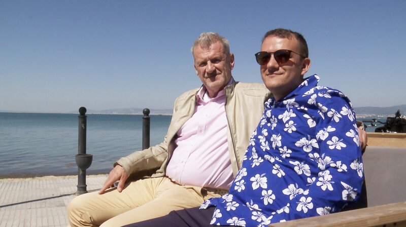 Dort alt werden, wo andere Urlaub machen. Im Bild: Norbert Russ (links) und Ehemann Elijah sind nach Griechenland ausgewandert. – Bild: NDR/​BR