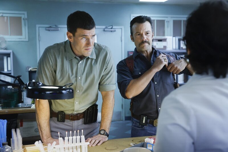 Leroy Jethro Gibbs (Austin Stowell, l.); Mike Franks (Kyle Schmid, r.) – Bild: CBS Broadcasting, Inc. All Rights Reserved. /​ Sonja Flemming Lizenzbild frei
