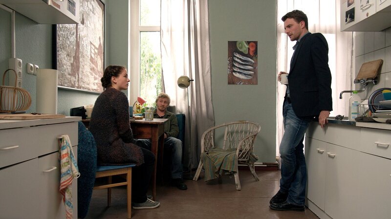 KHK Funck und KOK Schaffert befragen die Mitbewohnerin der Toten, Lisa Kranz. – Bild: MDR