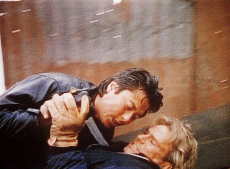 Es kommt zu einer handgreiflichen Auseinandersetzung zwischen MacGyver (Richard Dean Anderson, r.) und Glass (Patrick Bishop, l.). – Bild: Kabel Eins Classics