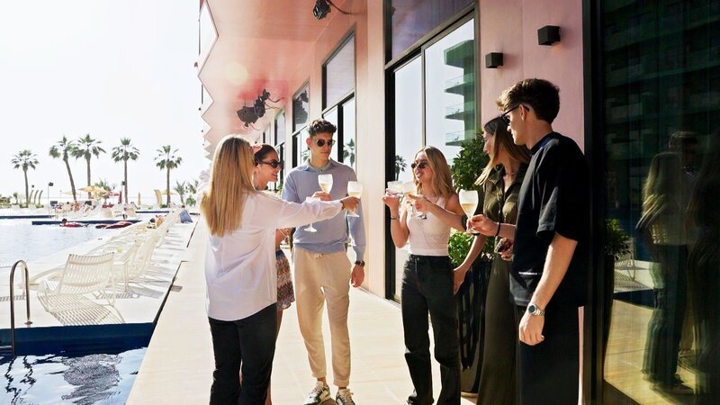 S24E20: Endlich steht die Schiffstaufe der „Indigo Star“ in Dubai an. Davina und Shania sollen die Feier organisieren, während Carmen und Robert nach einer weiteren Stammzellenkur aus Abu Dhabi zurückkehren. Doch statt Planung steht Party auf dem Programm: Mit Freunden geht es aufs Speedboot. Der Abend endet feuchtfröhlich, am nächsten Morgen herrscht Katerstimmung. – Bild: RTLZWEI, Geiss TV