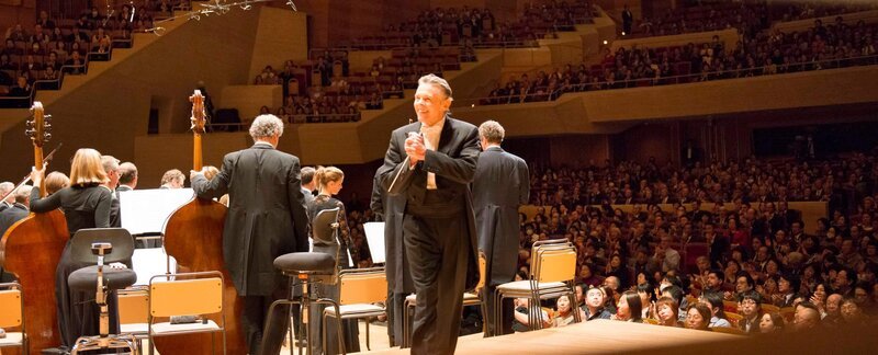 Im Herbst 2012 haben Symphonieorchester und Chor des Bayerischen Rundfunks unter der Leitung von Jansons in Tokio den Zyklus aller neun Beethoven-Symphonien aufgeführt; bei den Vorbereitungen zur Japan-Tournee haben die Filmemacher Orchester und Chefdirigenten intensiv beobachtet. – Bild: BR/​Koichi Miura
