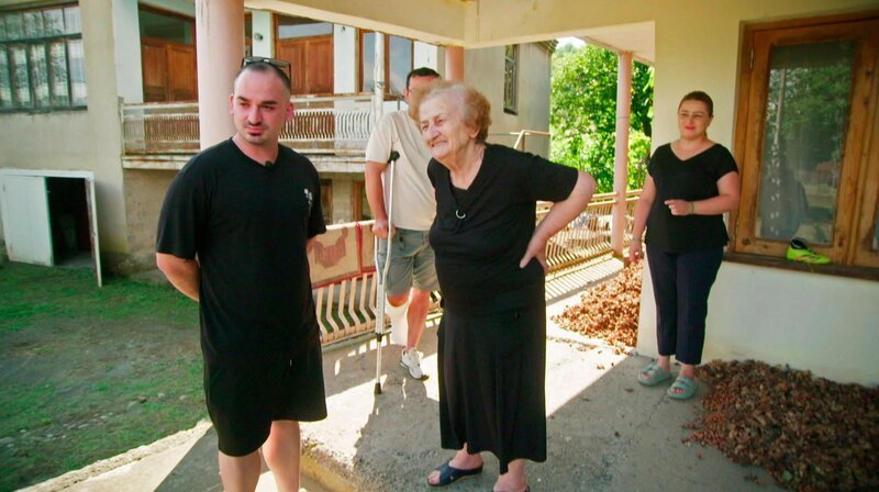 Panagiotis Souroukli (l.) auf Spurensucher in Georgien, doch ohne Erfolg. – Bild: MDR/​SWR/​Bartels/​Klein