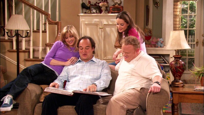 Cheryl (Courtney Thorne-Smith) schenkt Jim (Jim Belushi) ein Fotoalbum, dass auch Dana (Kimberly Williams-Paisley) und Andy (Larry Joe Campbell) (v. li.) interessiert. – Bild: RTL