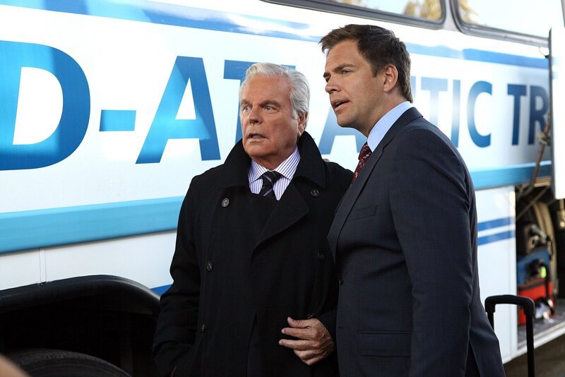 The team is stunned when Gibbs enlists the help of DiNozzo’s (Michael Weatherly, right) father, Anthony DiNozzo Sr. (Robert Wagner, left) to solve a case on „NCIS“. – Bild: CBS Television