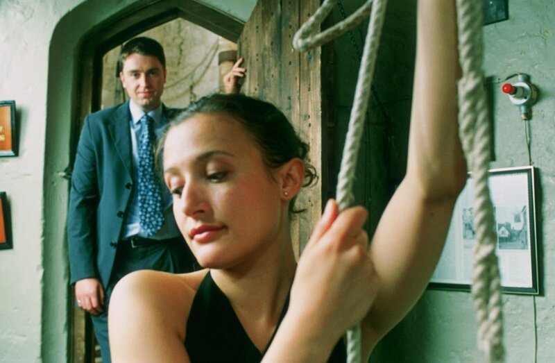 Am Beispiel von Emma Tysoe (Lyndsey Marshal, r.) versteht Sergeant Troy (Daniel Casey), dass das Glöcknern eine attraktive Sportart zu sein scheint. – Bild: ZDF und Copyright All3Media