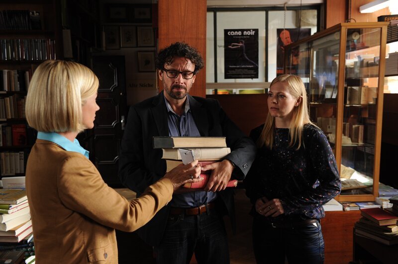 Martina Seiffert (Astrid M. Fünderich, l.) befragt Markus Wilhelm (Matthias Deutelmoser, M.) und Bianca Wilhelm (Maya Bothe, r.). Das Testament des Toten ist für die Ermittlerin ein Motiv. – Bild: ZDF und MARKUS-FENCHEL