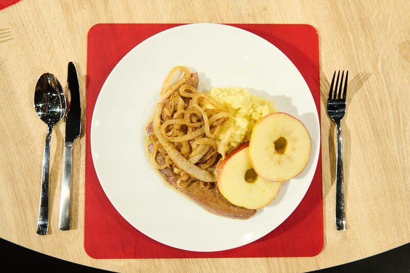 Leibgericht: Kalbsleber mit Kartoffelstampf, geschmorten Zwiebeln und Apfelringen von Tobias Passing – Bild: ZDF