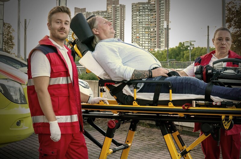 Die Notfallsanitäter Deniz (Marcel Wilhelm, l.) und Janin (Gabriele Völsch, r.) im Einsatz. – Bild: ARD/​SWR/​Oliver Feist