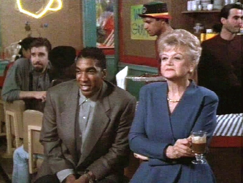 Jessica Fletcher (Angela Lansbury) und Seargent Vic Laughton (Stan Shaw) besuchen gemeinsam eine Anti-Graffiti Veranstaltung. – Bild: Sat.1 Gold