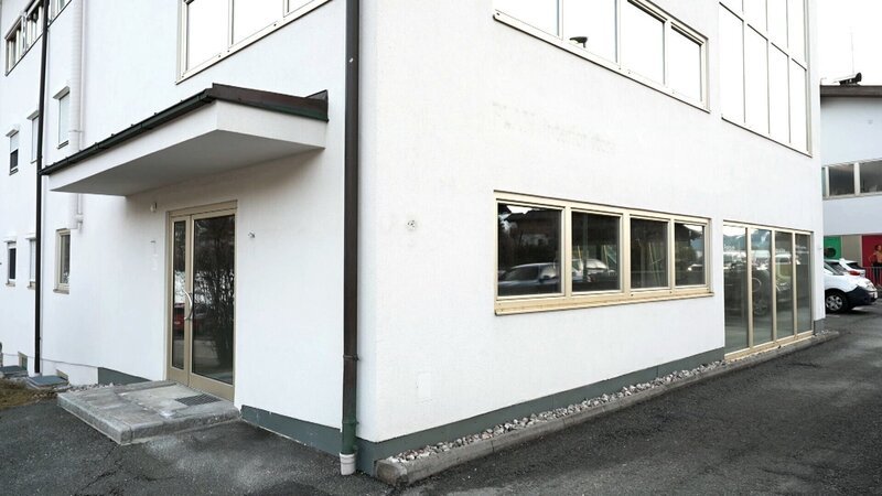 In diesem Geschäftslokal wurden Möbel verkauft, die nie geliefert wurden. Es sollen auch gepfändete Möbelstücke weggebracht worden sein, um Vermögen vor dem Gerichtsvollzieher zu verstecken. Gerichte und Staatsanwaltschaft sind mit dem Fall beschäftigt. – Bild: ORF