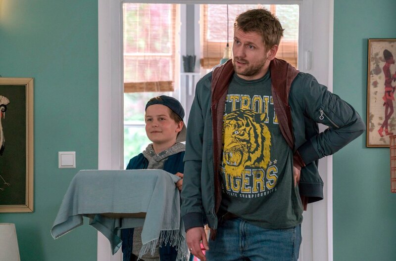Von links: Eddie (Fillin Mayer) ist stolz auf sein neues Haustier, das er von Martin (Steve Windolf) bekommen hat. – Bild: BR/​good friends Filmproduktion/​MDR/​SWR/​Oliver Vaccaro
