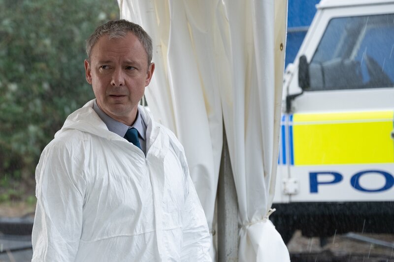 DS Roy Grace (John Simm) beginnt am Fundort einer Frauenleiche mit seiner Arbeit. Wie immer bei solchen Einsätzen stellt er sich die bange Frage, ob er die Leiche seiner vor Jahren verschwundenen Frau Sandy finden wird. – Bild: ITV /​ ZDF