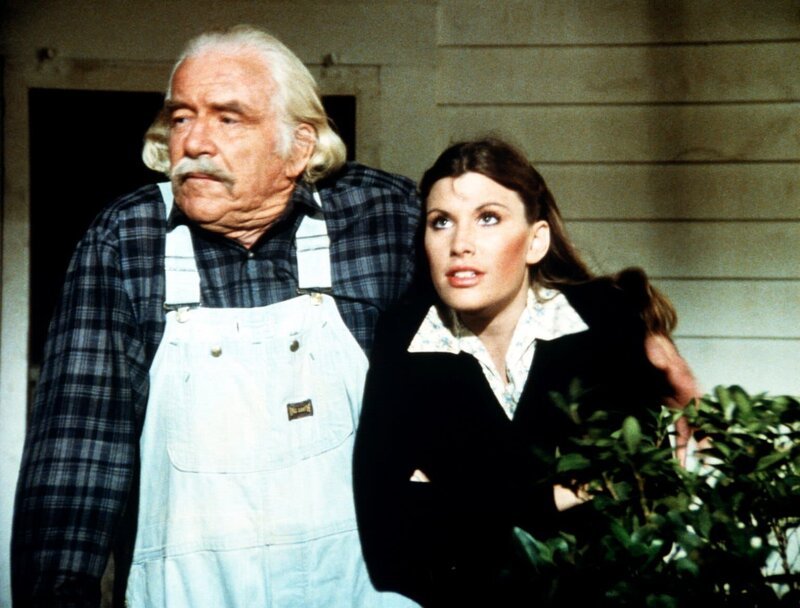 Ein Sturm tobt. Großvater Sam (Will Geer, l.) und seine Enkelin Mary Ellen (Judy Norton-Taylor, r.) sehen sich das Naturereignis aus der Nähe an … – Bild: Sat.1 Gold