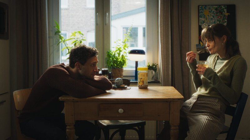 Felix (Ludwig Trepte, l.) und Lena (Laura Berlin, r.) sind ein Team, das alles schafft, oder? – Bild: Lisa Eidenhammer /​ ZDF