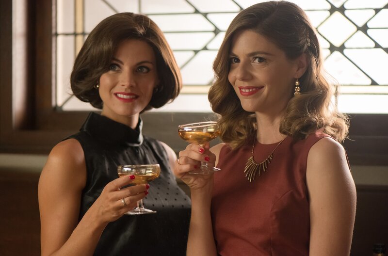 Bárbara de Senillosa (Amaia Salamanca, l.) und Cristina Otegui (Manuela Velasco, r.). – Bild: WDR/​Manuel Fernandez-Valdes/​Beta Film GmbH