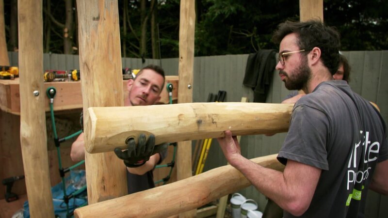 Bei einem Einsatz in Afghanistan verlor Nathan Cumberland beide Beine. Heute kümmert er sich um ältere Veteranen im Krankenhaus. Doch sein Garten befindet sich einem erbärmlichen Zustand. Mit seinen Prothesen kann er ihn nicht mal betreten. Um diesem selbstlosen Mann und seiner Familie zu helfen, gestalten Alan Titchmarsh und sein Team ein kleines Wald-Paradies mit Outdoor-Küche, Abenteuerspielplatz und Bastelhütte. – Bild: HGTV