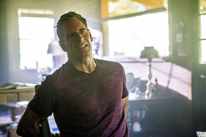 Wird von einer scheinbar verrückten Whistleblowerin entführt: Special Agent Dwayne Pride (Scott Bakula) … – Bild: 2017 CBS Broadcasting, Inc. All Rights Reserved /​ Skip Bolen Lizenzbild frei