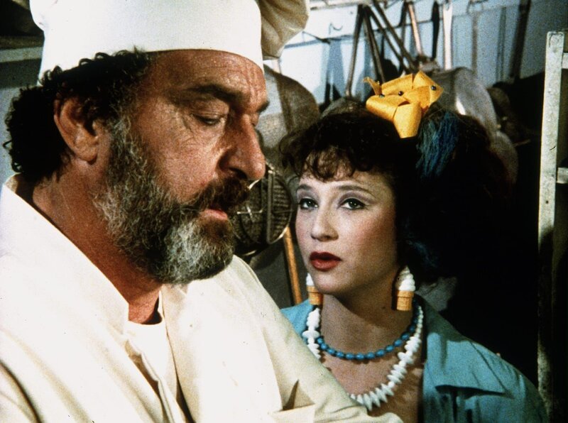 Cindy (Hallie Todd, r.) sucht Rat bei Mark (Victor French, l.), der sich bei der bösen Stiefmutter einen Job als Küchenchef besorgt hat … – Bild: Sat.1 Gold