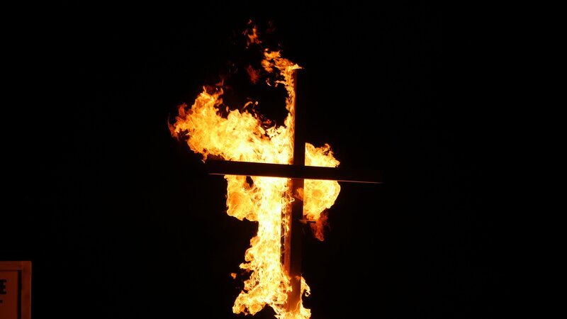 A burning cross. – Bild: TLC